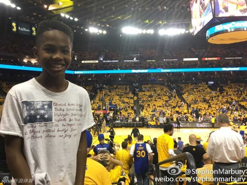 在阳光的映照下，马布里与儿子小马亲密地头挨着头，对着手机镜头搞怪自拍，父子俩的笑容如当日的天气一般晴朗，定格下这属于篮球世家的温馨瞬间。