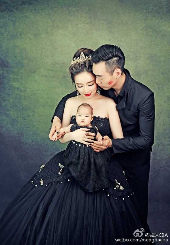 一家人在夕阳下的剪影，轮廓被光晕勾勒得温馨而唯美，充满浪漫的艺术气息