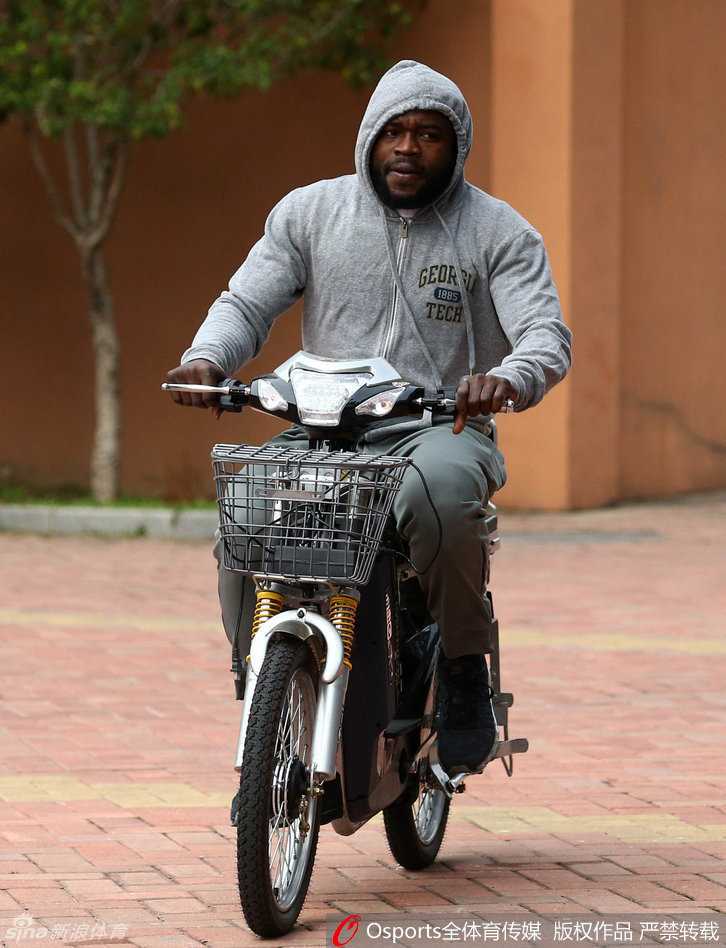 投篮比拼中，二将眼神专注，皮球在空中划出优美的弧线，仿佛在进行一场无声的决斗，连空气里都是火药味。