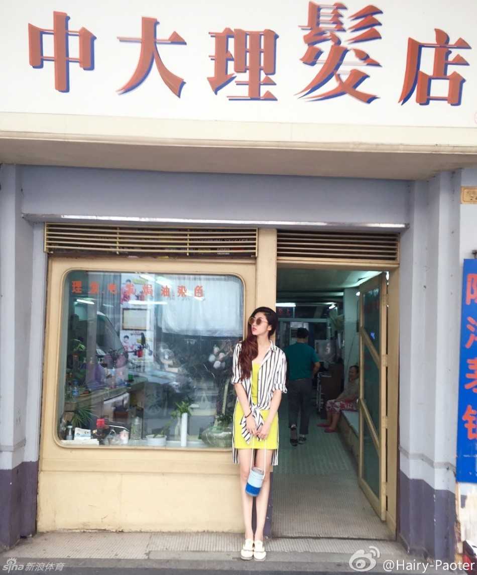 旅途中，李跑坐在一处静谧的角落，身穿简约的服饰，眼神深邃，似乎在思考着旅途的意义，一双美腿随意摆放却依然抢眼，画面文艺气息十足。