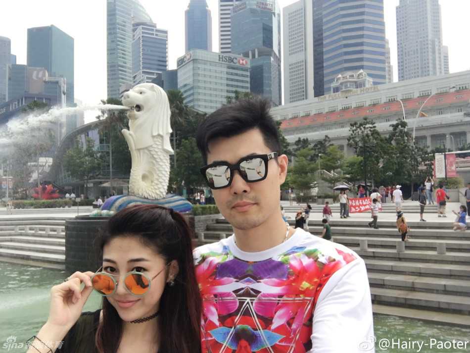 餐桌上摆满了丰盛的南洋美食，王仕鹏和李跑碰杯合影，共同庆祝这放松身心的时刻，共享丰盛的午餐