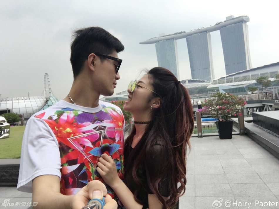 身材曼妙的李跑站在新加坡的景点前，身姿曼妙，一双修长美腿十分吸睛，展现了完美的身材比例