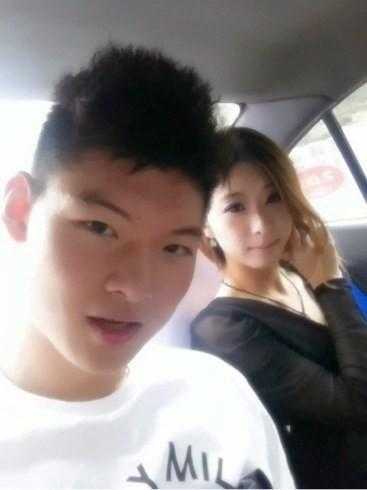 王哲林:从青涩少年到CBA万分先生的蜕变之路,感情生活亦成长 轻松惬意的私下时光,王哲林做出搞怪表情,展现出球场硬汉之外的邻家大男孩一面