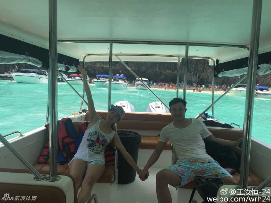 特写镜头下，一盘新鲜的生蚝和海胆摆放精致，挤上柠檬汁，透着海洋的鲜美气息