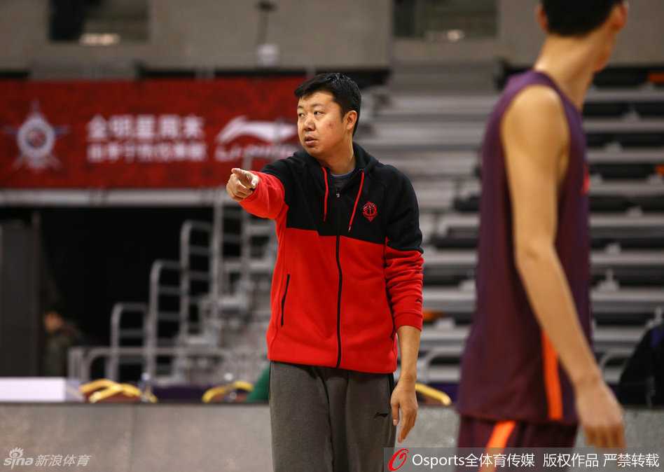 赵岩昊在快攻中轻盈跃起，右手托球稳稳地将球送入篮筐，整个动作一气呵成，眼神中透着少年老成的冷静与果敢。