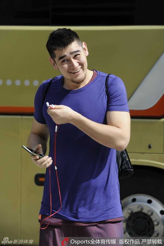 山西男篮新援王磊在训练中持球准备突破，肌肉线条分明，岁月在他脸上留下了痕迹，但眼中对胜利的渴望却从未减退。