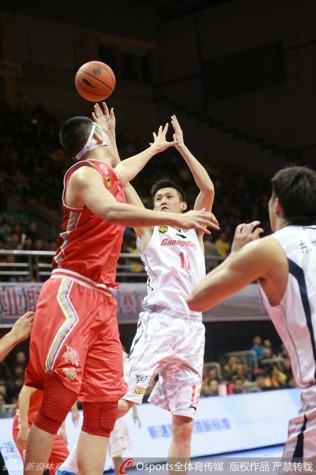 年轻的赵天熠在职业赛场上获得出场机会，他高高跃起，将球重重灌入篮筐，实现个人里程碑。