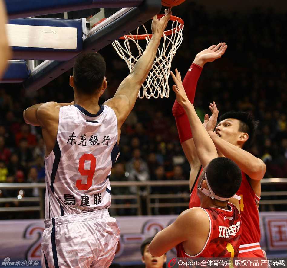 易建联在对手严密防守下，犹如天神下凡一般完成单手劈扣，霸气尽显。