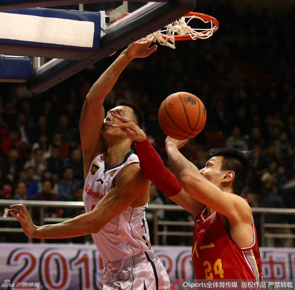 拜纳姆在高速突破中，身体在空中保持平衡，以柔和的指尖手感完成高难度上篮。