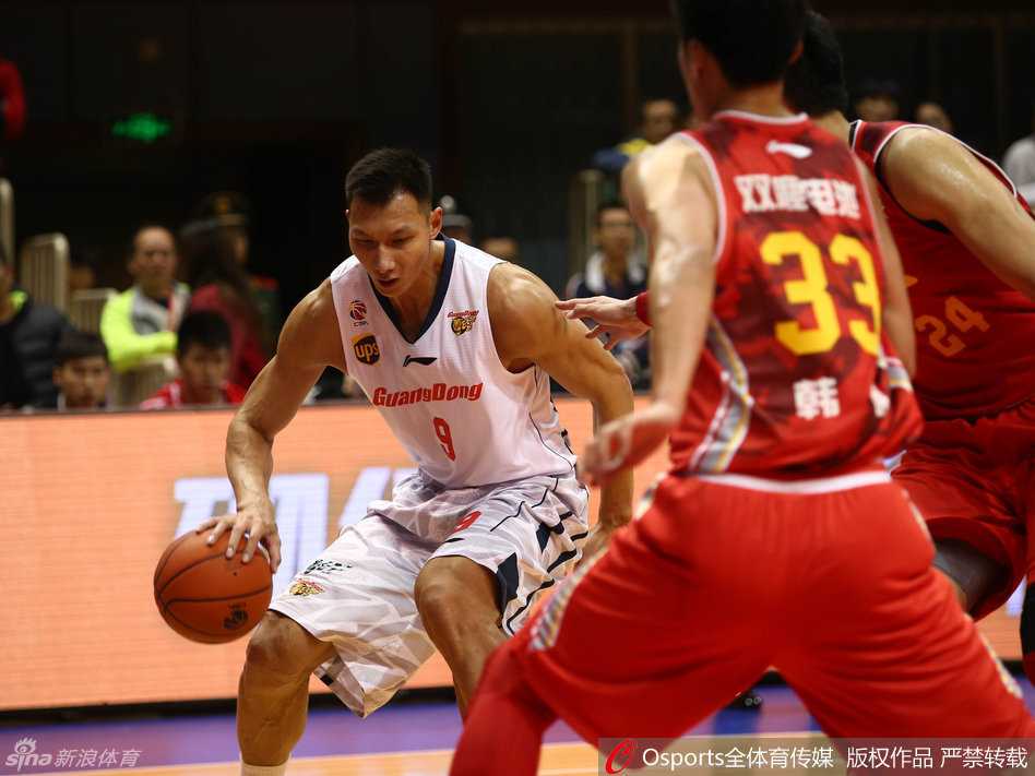 董瀚麟在篮下卡住有利位置，接球后利用时间差晃开防守，轻松将球放入篮筐。