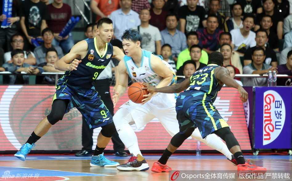 周鹏奋力溜底线，如同尖刀一般撕开防线，眼神死死盯着篮球的轨迹。