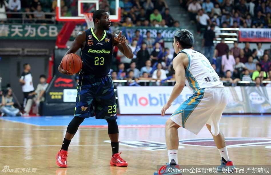 斯隆巧妙分球，篮球划出一道诡异的弧线，穿越福建队两名防守者的指尖。