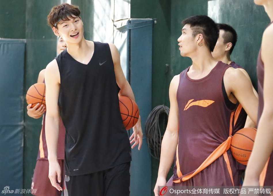 王哲林在队友围观下完成势大力沉的双手灌篮，落地后仰天长啸，飘逸的长发在空中划出弧线，训练氛围瞬间被点燃。