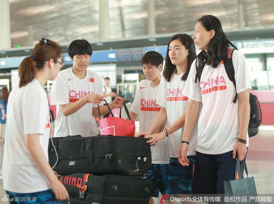 北京集训基地内，高颂和露雯在训练间隙轻松交流，笑容洋溢在她们年轻的脸上，那是属于中国女篮的青春风暴。