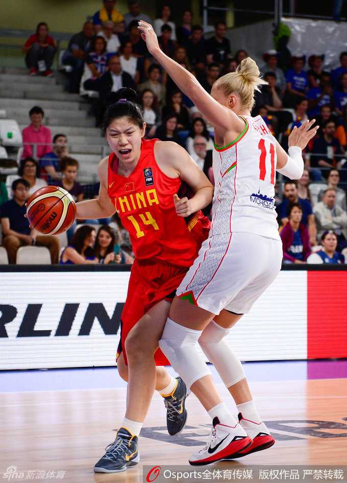 老将陈楠背身单打，他沉稳地靠住防守球员，利用经验寻找着转身投篮的最佳时机，仿佛一座巍峨的山峰屹立在禁区。