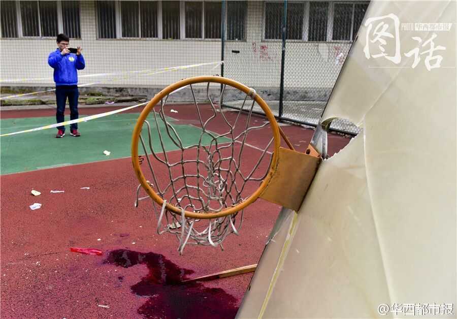 篮球架倒塌后，现场一片狼藉，断裂的金属架横卧在地，篮圈扭曲变形，地面上触目惊心的血迹无声地诉说着刚刚发生的惨烈意外。