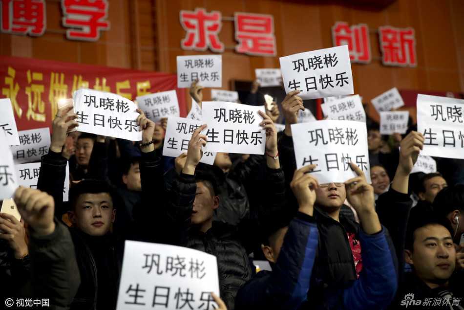 青岛队外援琼斯在比赛中持球突破，面对深圳队两名防守球员的包夹，他试图强行上篮，但动作显得有些犹豫，这场比赛他状态全无，全场仅得到4分，辜负了主教练生日夜对他的期望。