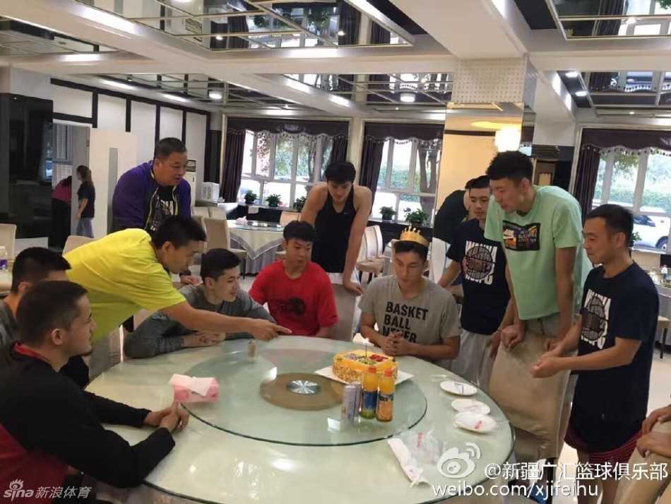 寿星闭眼许愿，烛光映红了脸庞，身后的伙伴们表情各异，有人已经忍不住坏笑