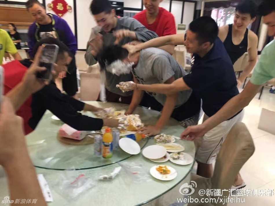 寿星满脸奶油与残破的蛋糕合影，身后的朋友们比出胜利手势，所有人笑得眼睛眯成缝，画面充满欢乐