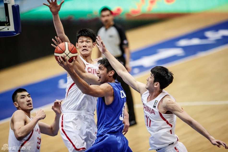 崔晋铭面对严防死死护住球权，他压低重心双眼观察队友跑位，在这个进攻回合中扮演了组织枢纽的角色。