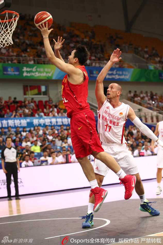 王哲林在对方篮下高高跃起，双手灌篮，展现出中国长城不可撼动的内线统治力