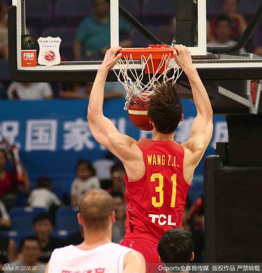 易建联在多人包夹下霸气转身，犹如蛟龙出海，强硬杀入内线，尽显领袖本色