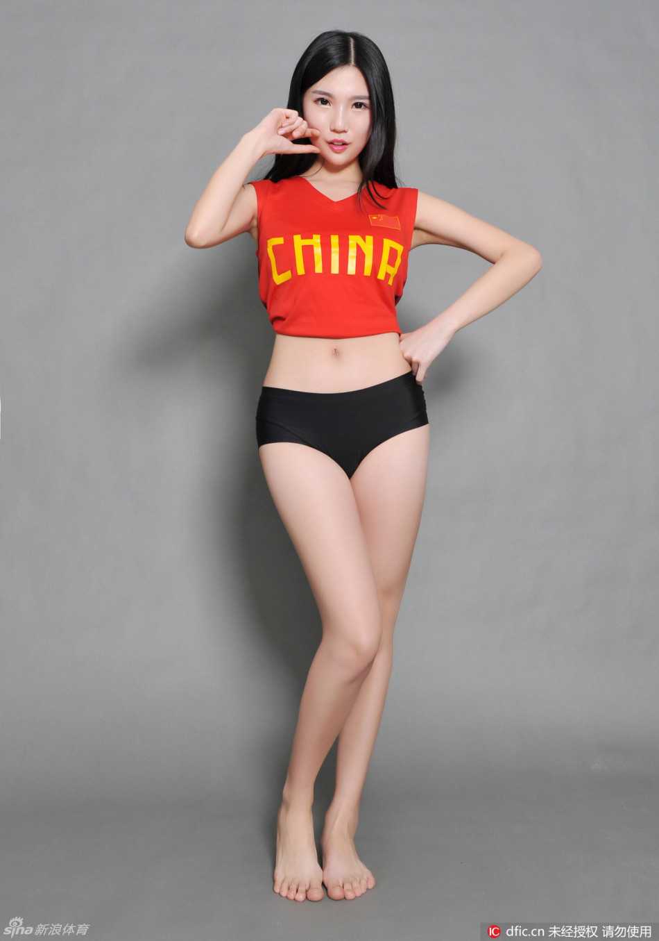 男篮宝贝面对镜头露出纯净甜美的微笑，眼神清澈明亮，在赛场宏大的背景下，展现出一种青春无畏的纯真之美。