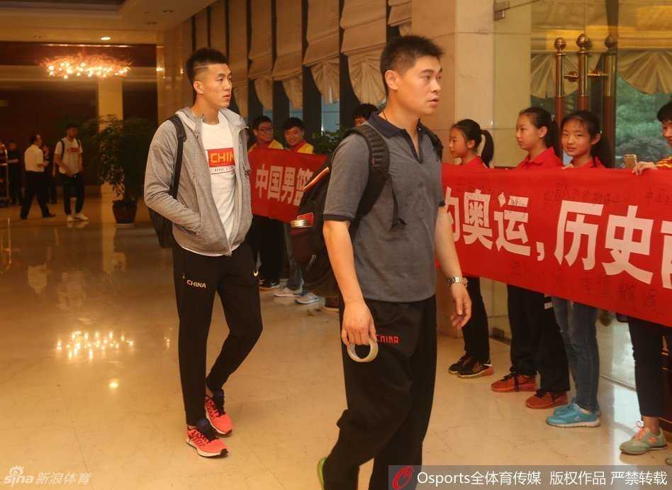 热情的宁波球迷高举欢送标语，横幅上写满祝福，用最真挚的目光送别男篮。