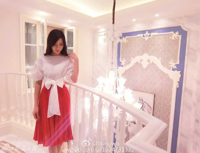 王俪婷在温馨室内单手托腮，眼神若有所思，展现出少女般的娇俏与可爱