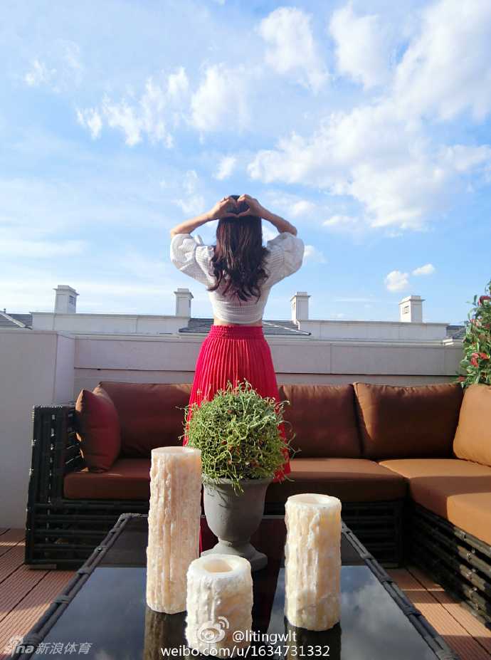 王俪婷身着时尚深色上衣，在柔和光线下展现精致的侧颜，透露出成熟女性的知性美