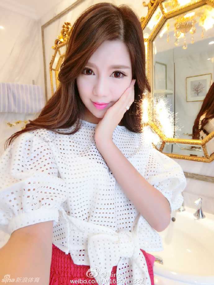 王俪婷眉眼如画，身穿条纹衫对着镜头露出恬静微笑，宛如邻家姐姐般温柔动人