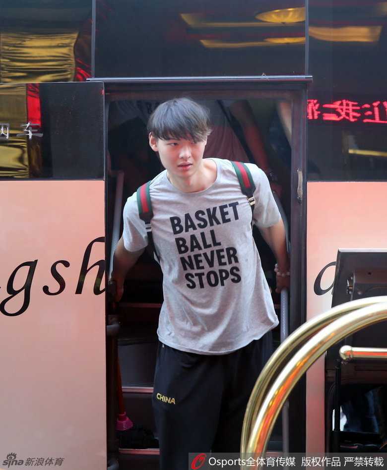 李根在对抗训练中展现强壮身体，他背身单打后稳稳将球送入篮筐，场边队友纷纷叫好，训练氛围热烈而专注。