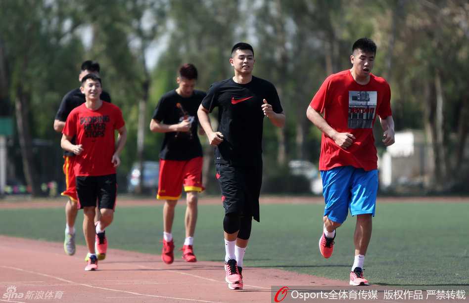 刘晓宇在核心力量训练后满头大汗，汗水如雨滴般落下，他用手抹去脸上的汗水，准备投入下一组训练。