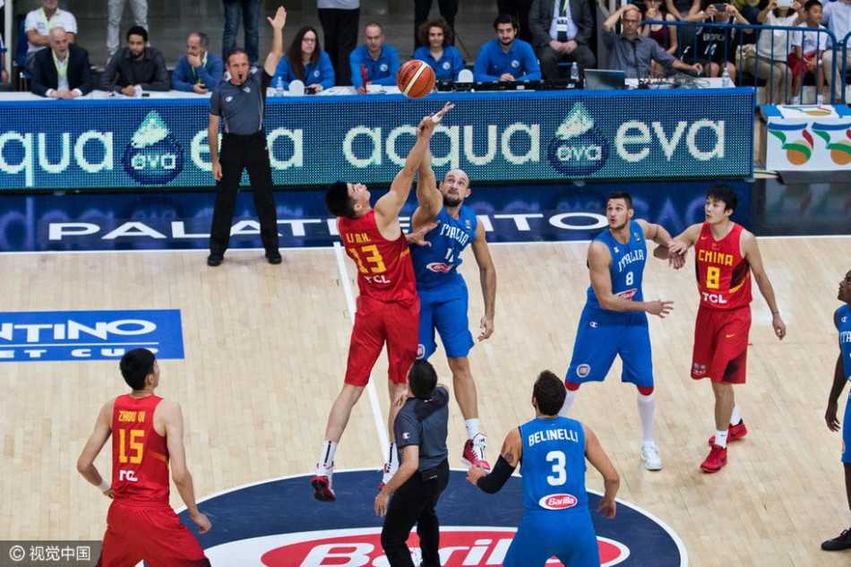 王哲林在意大利中锋的贴身紧防下强行出手，他此役独得15分，是残阵中国男篮内线最可靠的进攻支柱。