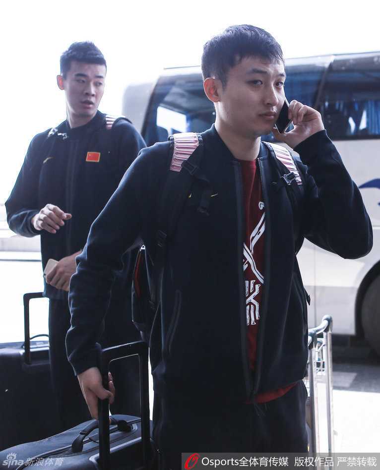 年轻一代的方硕与赵岩昊表情轻松，他们从科比手中接过火炬，未来也将在中国男篮的舞台上书写属于自己的篇章。