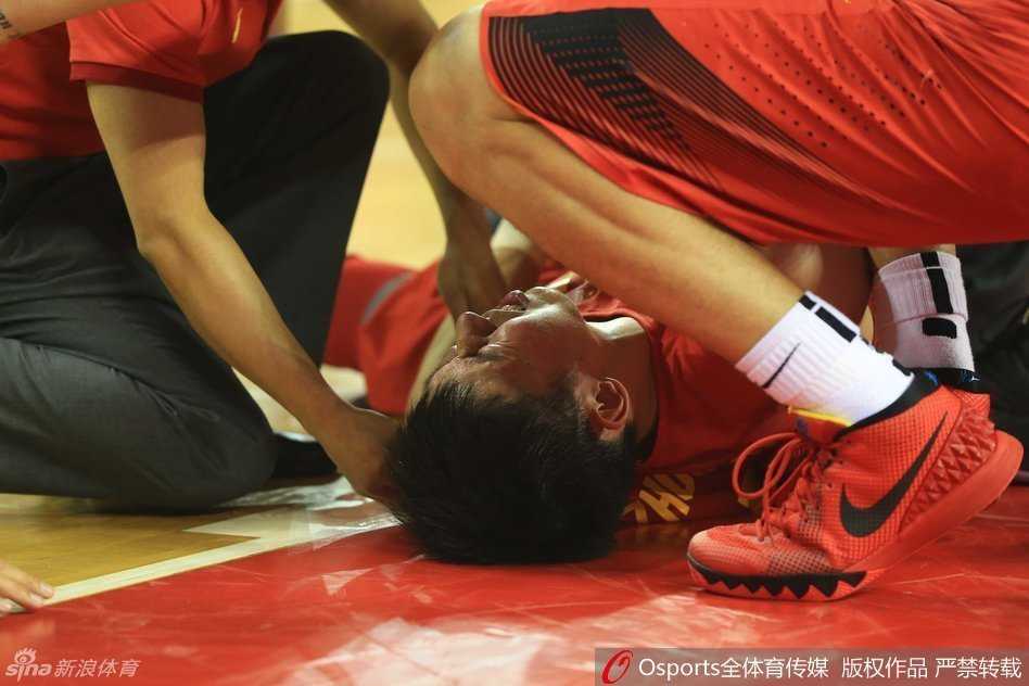 比赛已经结束，场上的庆祝与周琦无关。他独自坐在场边，肩上披着毛巾，队医在一旁收拾药箱。周琦的目光有些放空，这次意外受伤让他更深刻地体会到职业道路的坎坷与艰辛。