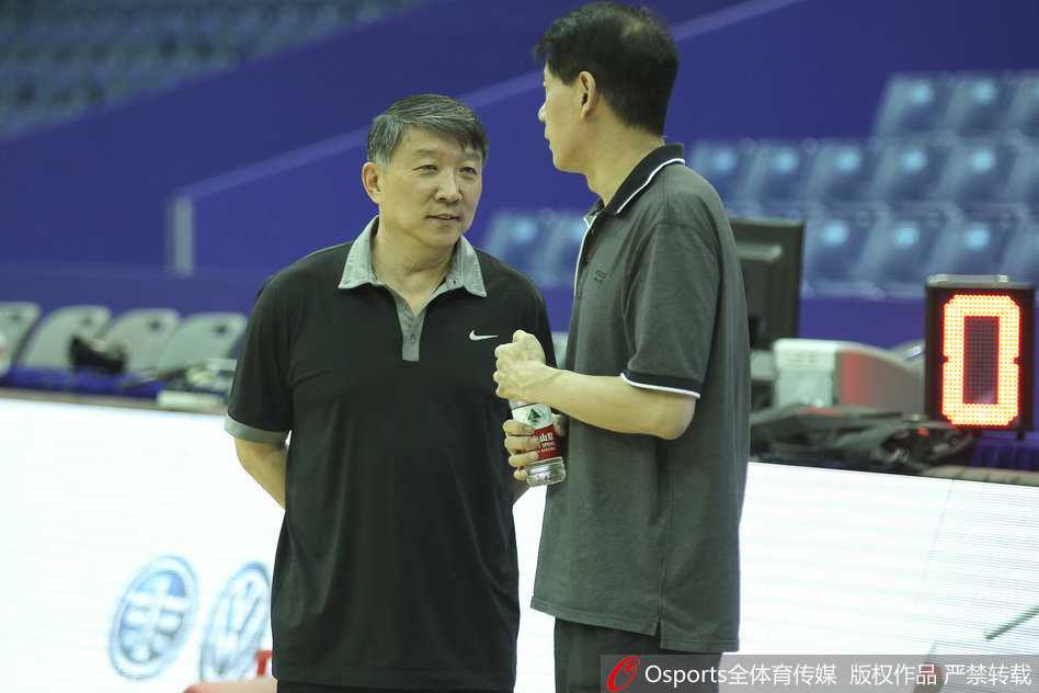 王哲林在教练单独指导下进行力量训练，神情专注，每一个细节都是为了尽快摆脱膝伤困扰，重返巅峰状态。