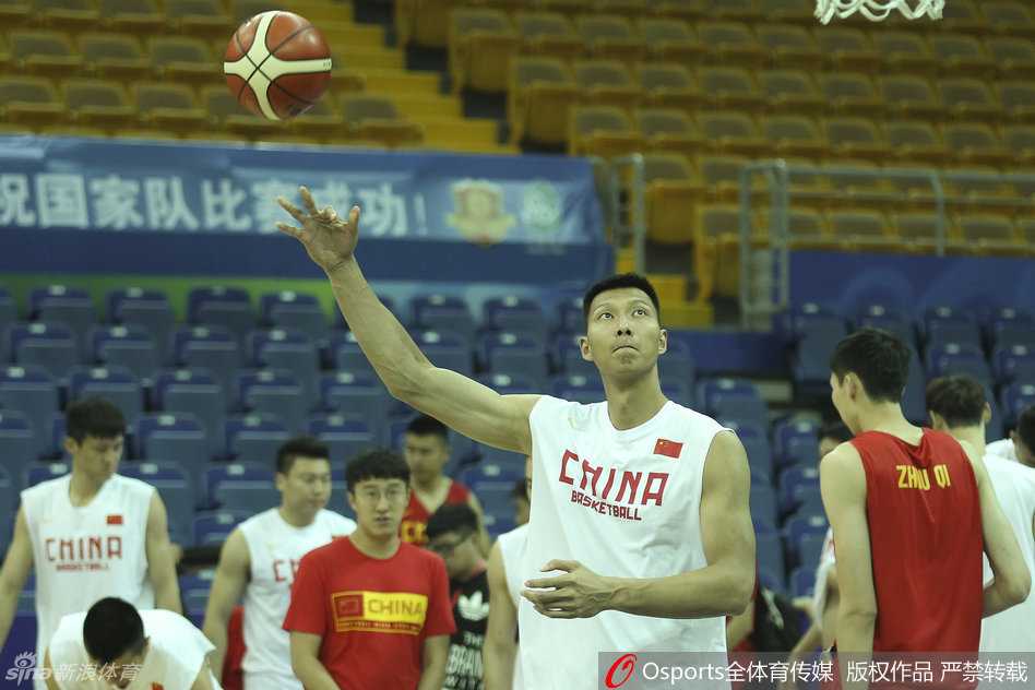 宫鲁鸣指导与信兰成在场边并肩而坐，两人神情专注地观看比赛，沉默中透露出关于球队未来的无尽沟通与考量。