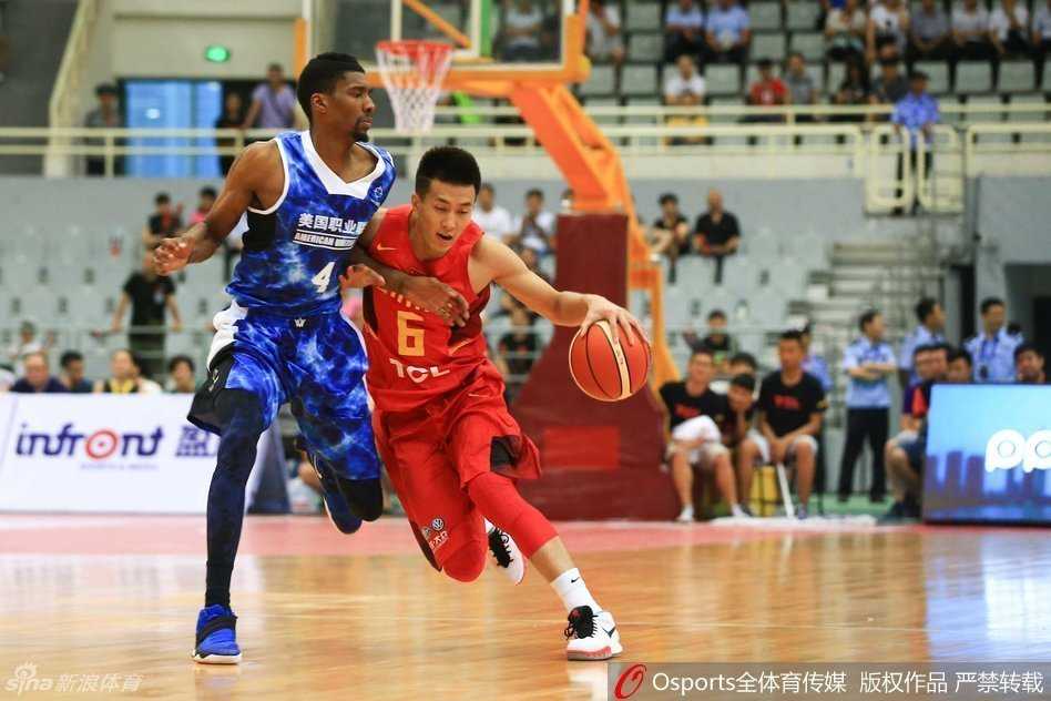 郭艾伦持球加速突破，人球合一，如利刃般撕开对手的防线，直奔禁区而去。