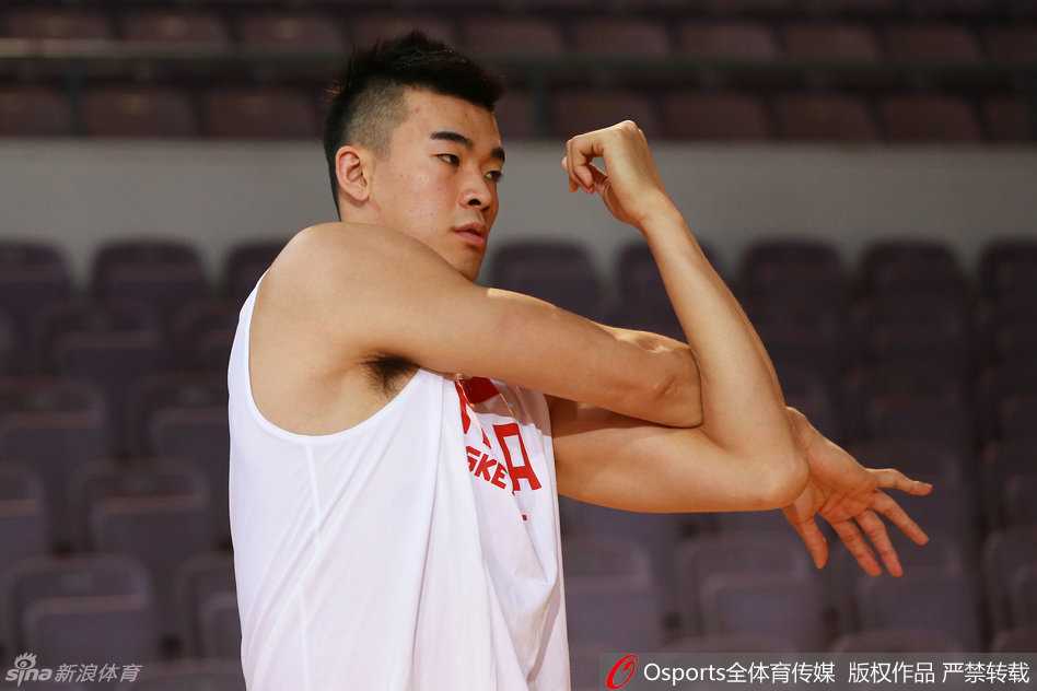 男篮里约奥运前集训掠影:青春的代价与成长的印记 李慕豪小心翼翼地拉伸着跟腱,眼神中透露出急于康复回归赛场的渴望。