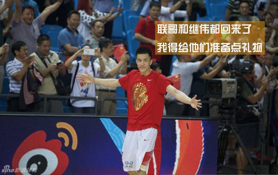 男篮集训小剧场:继伟上当求抱抱 阿联拒绝显真情 郭艾伦眯着眼睛,双手捧着一个彩色包装的礼物盒,嘴角露出狡黠的笑容,仿佛已经预见到接下来要发生的爆笑场面。