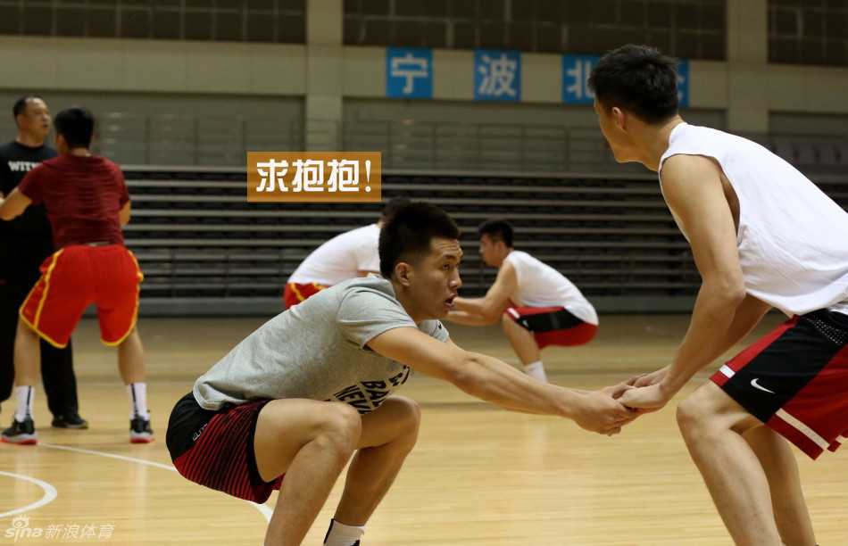 男篮集训小剧场:继伟上当求抱抱 阿联拒绝显真情 赵继伟撅着嘴,张开双臂向郭艾伦索要拥抱,眼神里满是‘我生气了,快来哄我’的戏精光芒。