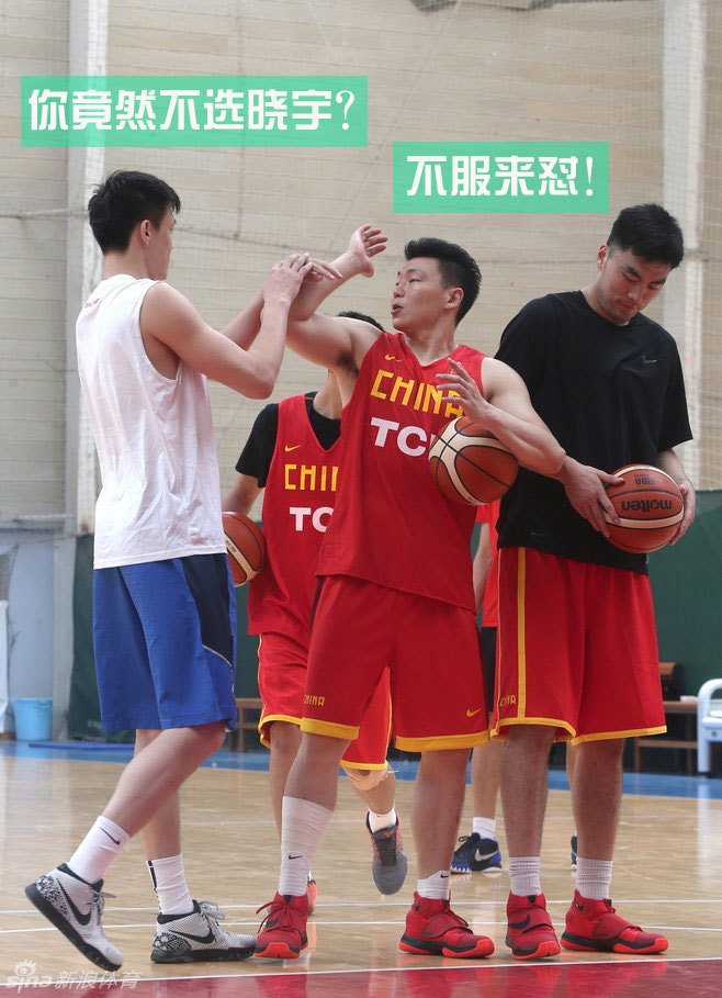 宫鲁鸣指导被队员们簇拥着评理，他露出神秘莫测的笑容，准备用一个高情商的回答“平息战火”。