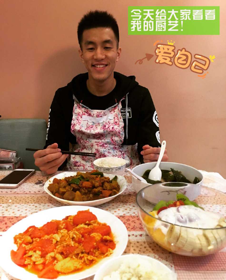 镜头拉近，餐盘里的番茄炒蛋色泽金黄诱人，仿佛正散发着香气，但这盘看似普通的家常菜，却成了检验郭少厨艺的一道‘天堑’。