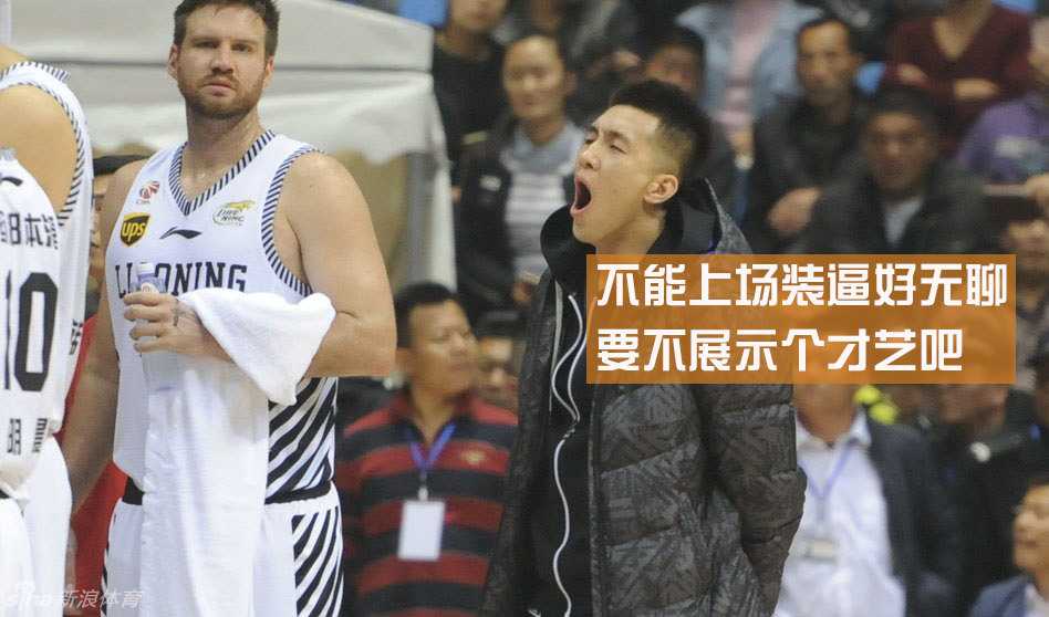 郭艾伦系着花围裙，站在摆满菜肴的餐桌前，脸上的笑容比身后的灯光还要灿烂，眼神里满是初次掌勺的得意与期待。