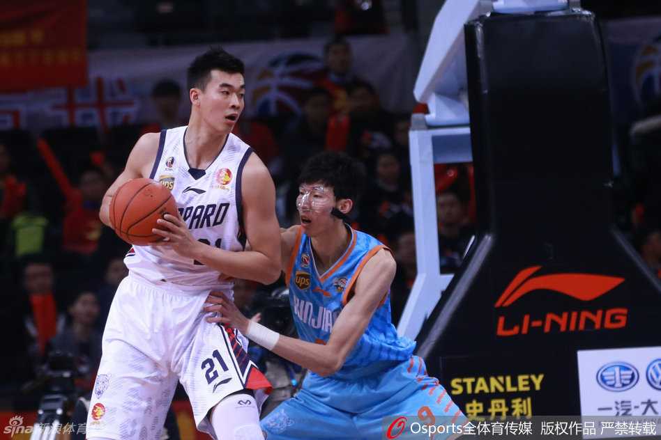 身披新疆队战袍的李根在进攻端展现标志性的背身单打，他利用强壮的身体顶开防守，步伐灵活犹如坦克一般碾压向禁区。