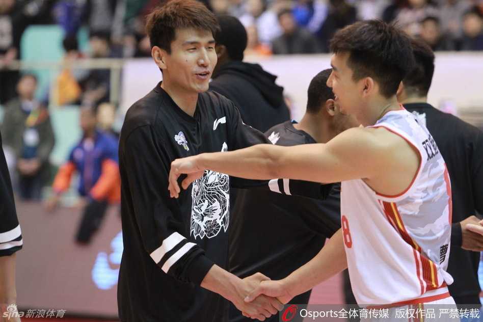 疆域铁军故人对决,新锐老将赛场争锋 昔日八一头号得分手王磊身披新疆战袍,与曾经并肩作战的八一老队友在场中央亲切握手致意,笑容里满是对过往岁月的怀念与对彼此的尊重。