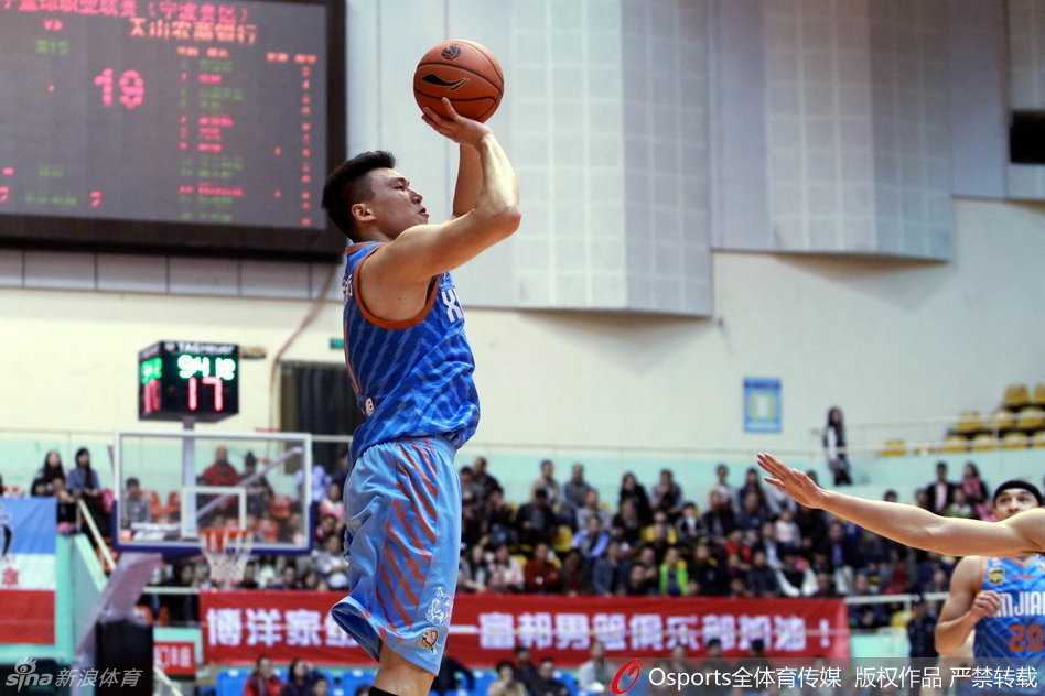 疆域铁军故人对决,新锐老将赛场争锋 八一队内线核心邹雨宸在禁区高高跃起,如同筑起一道空中长城,顽强地干扰了对方外援布莱切的投篮,展现了年轻一代铁军的强硬姿态。