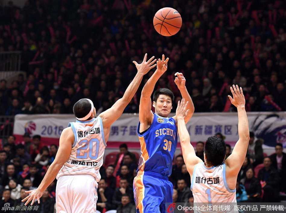 刘炜面对旧主突破抛投，岁月在他脸上留下痕迹，但手感依旧柔和