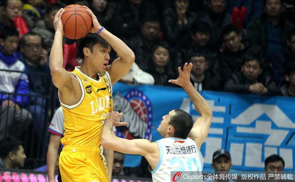 广厦队魂林志杰犹如猎豹，在全场紧逼中稳健护球推进，面对新疆队的围堵毫无惧色。